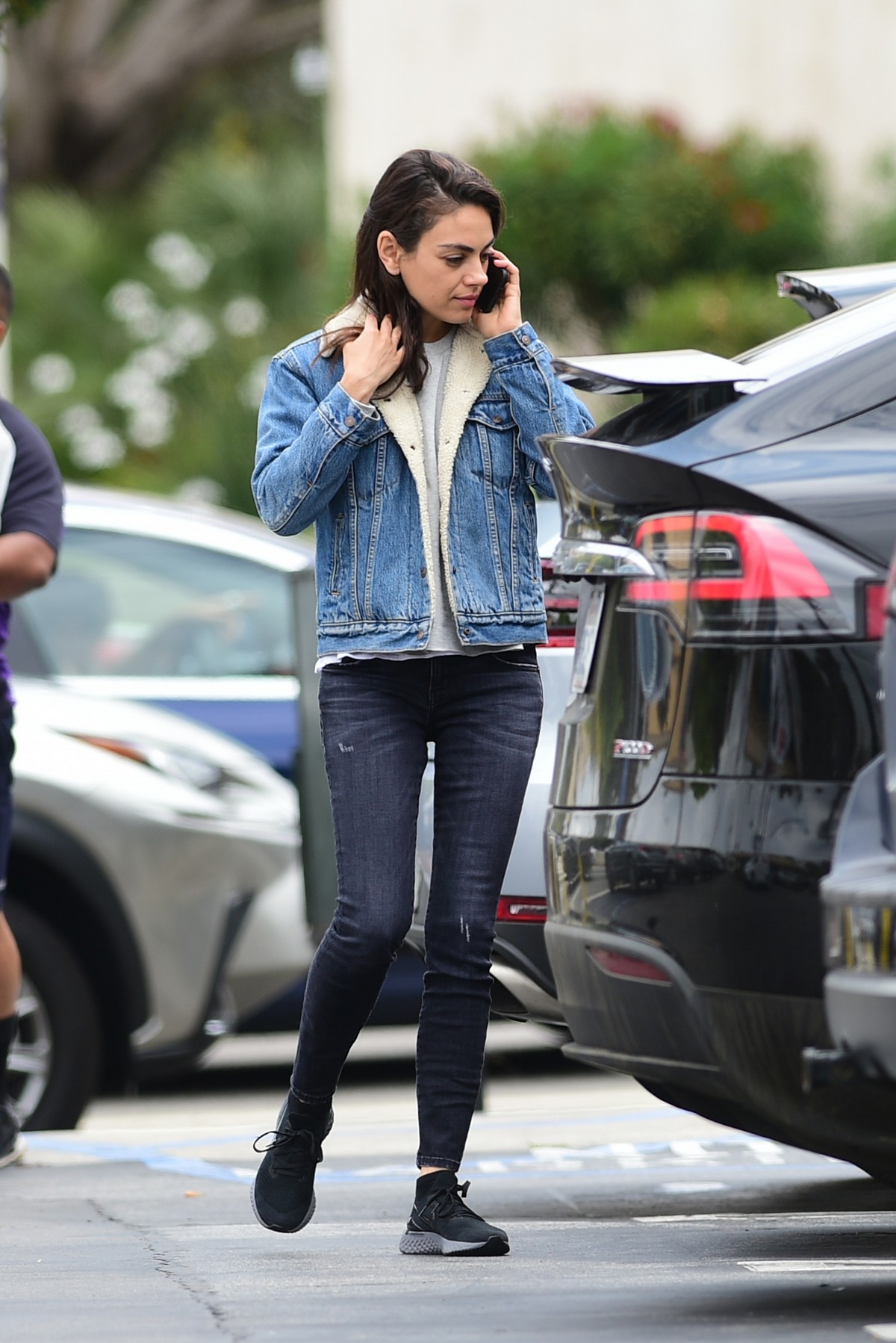 Mila Kunis reaches a Salon for a Pampering Session in Los Angeles 2019/05/10
