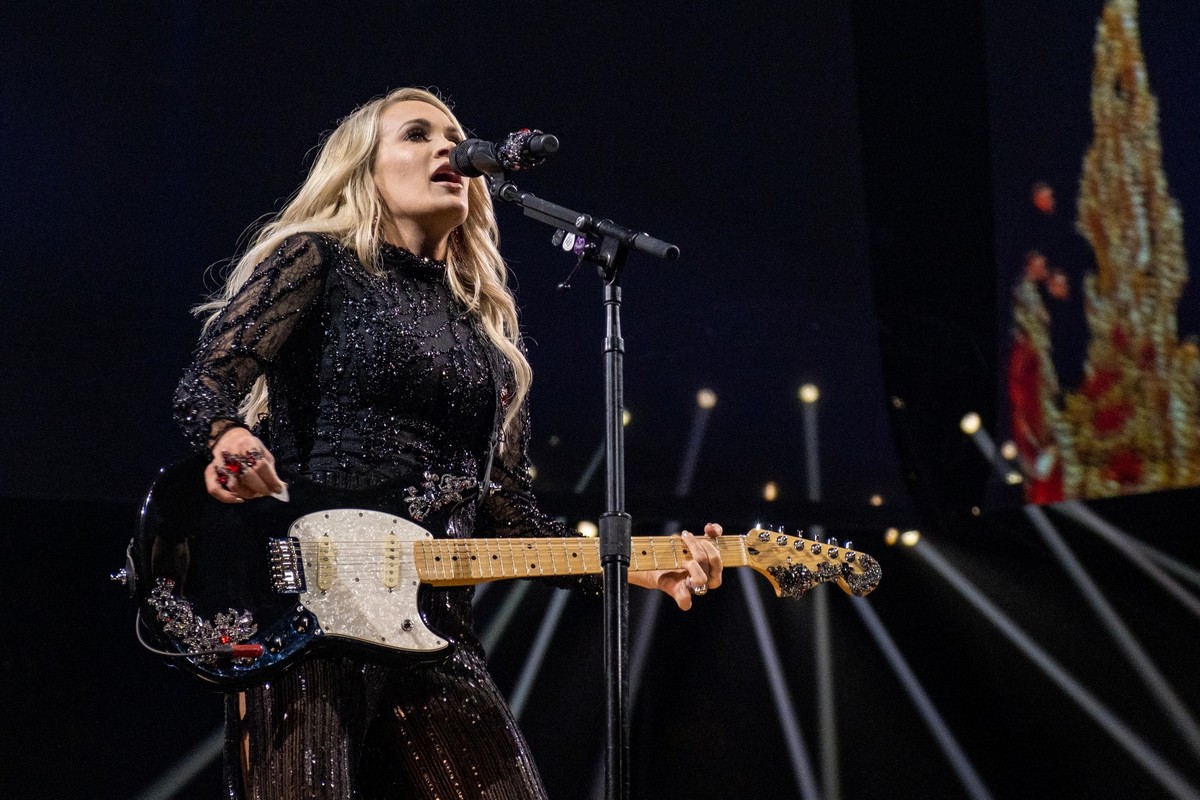 Carrie Underwood perform at Fiserv Forum in Milwaukee 2019/06/20