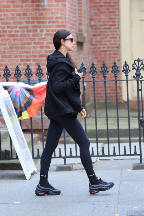 Irina Shayk with Her Daughter Lea Out in New York City 2019/06/17 3