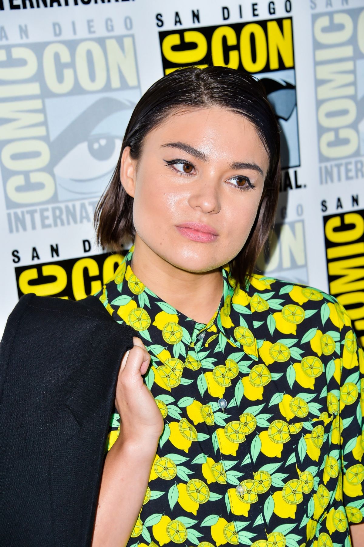 Devery Jacobs attends The Order Photocall at Comic-con International in San Diego 2019/07/18 Devery Jacobs attends The Order Photocall at Comic-con International in San Diego 2019/07/18