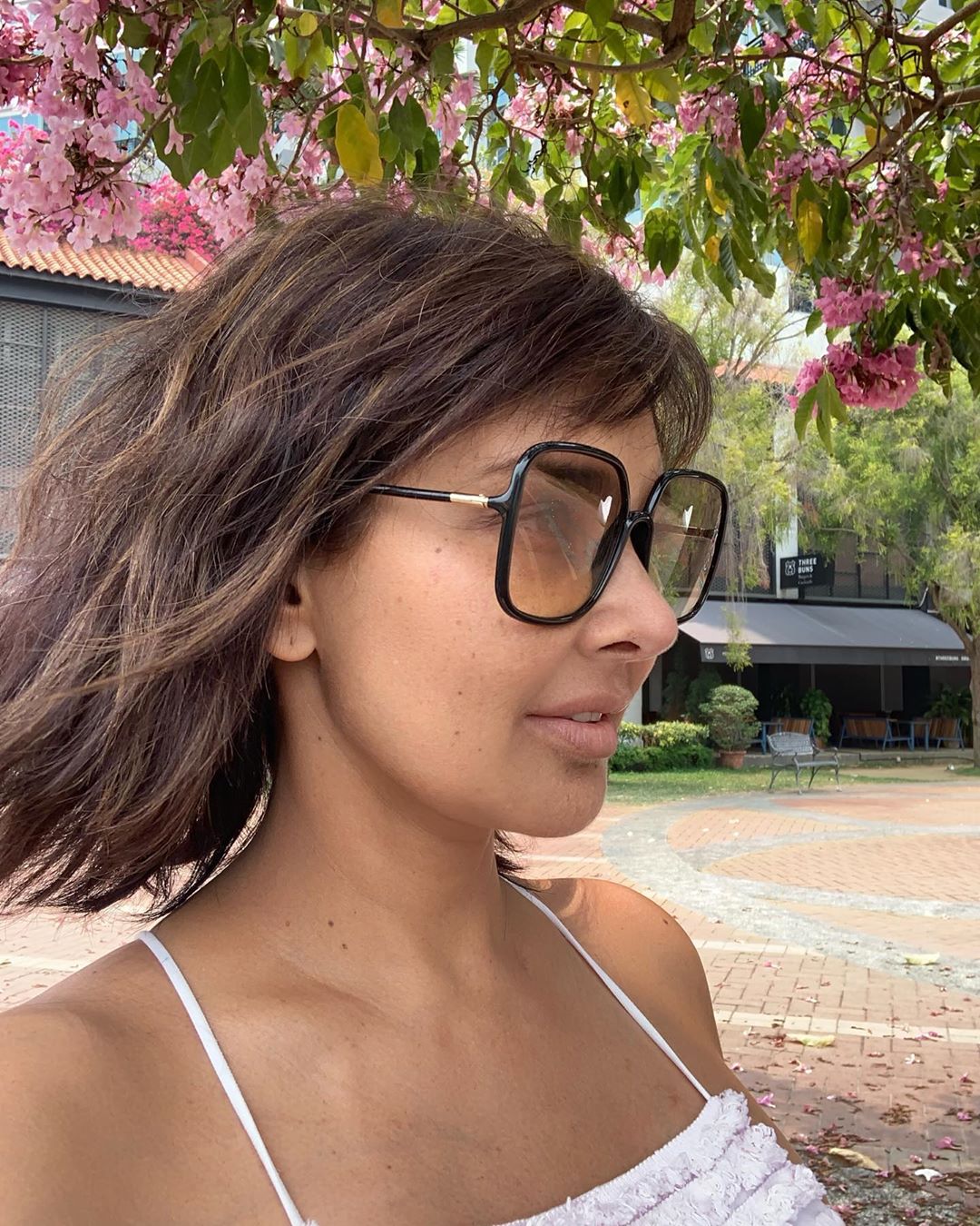 Lisa Ray shares her another unfiltered no-makeup photo and she looks graceful at the age of 47
