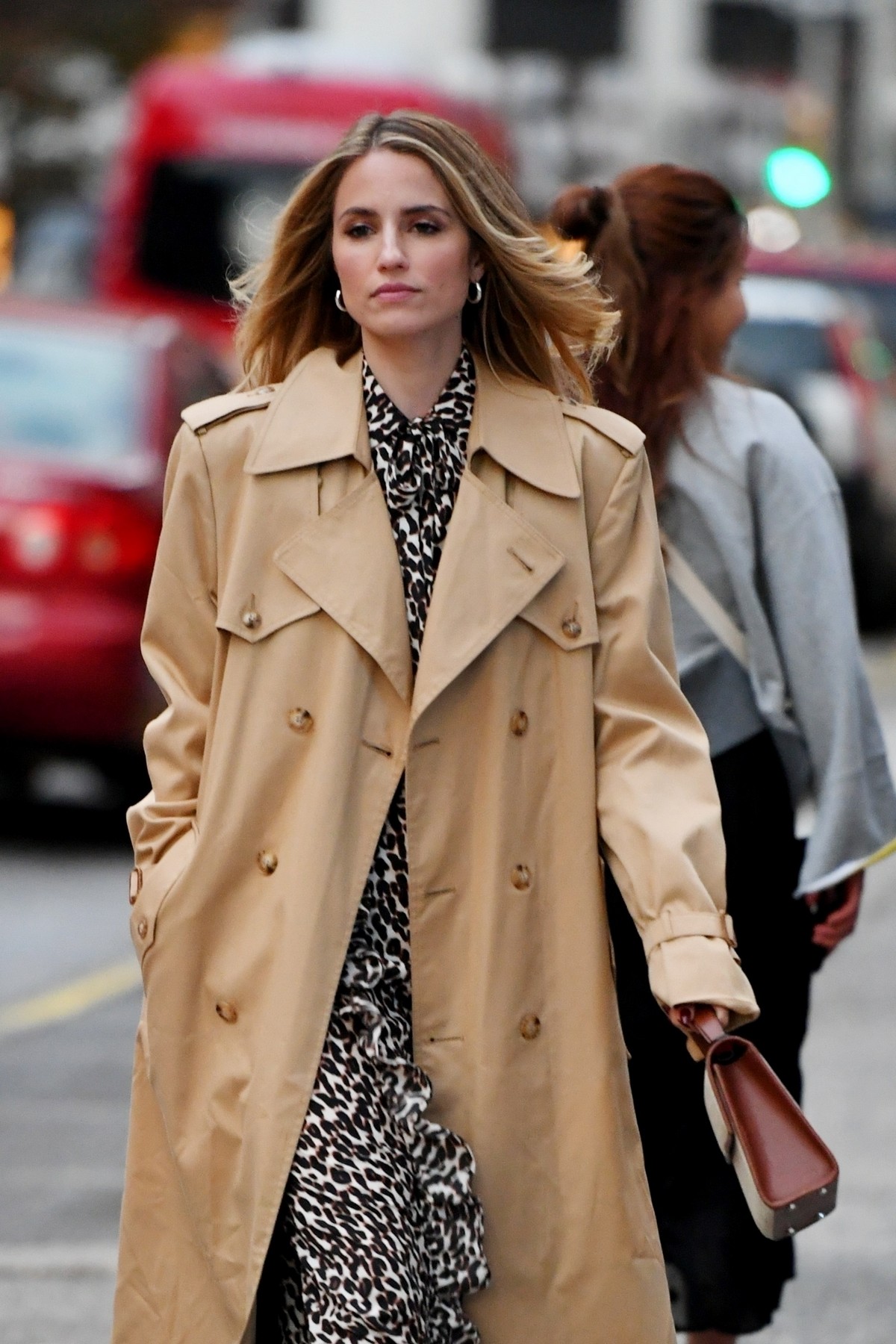 Dianna Agron wears a black and white patterned dress paired with a trench coat out in New York 2019/10/28 Dianna Agron wears a black and white patterned dress paired with a trench coat out in New York 2019/10/28