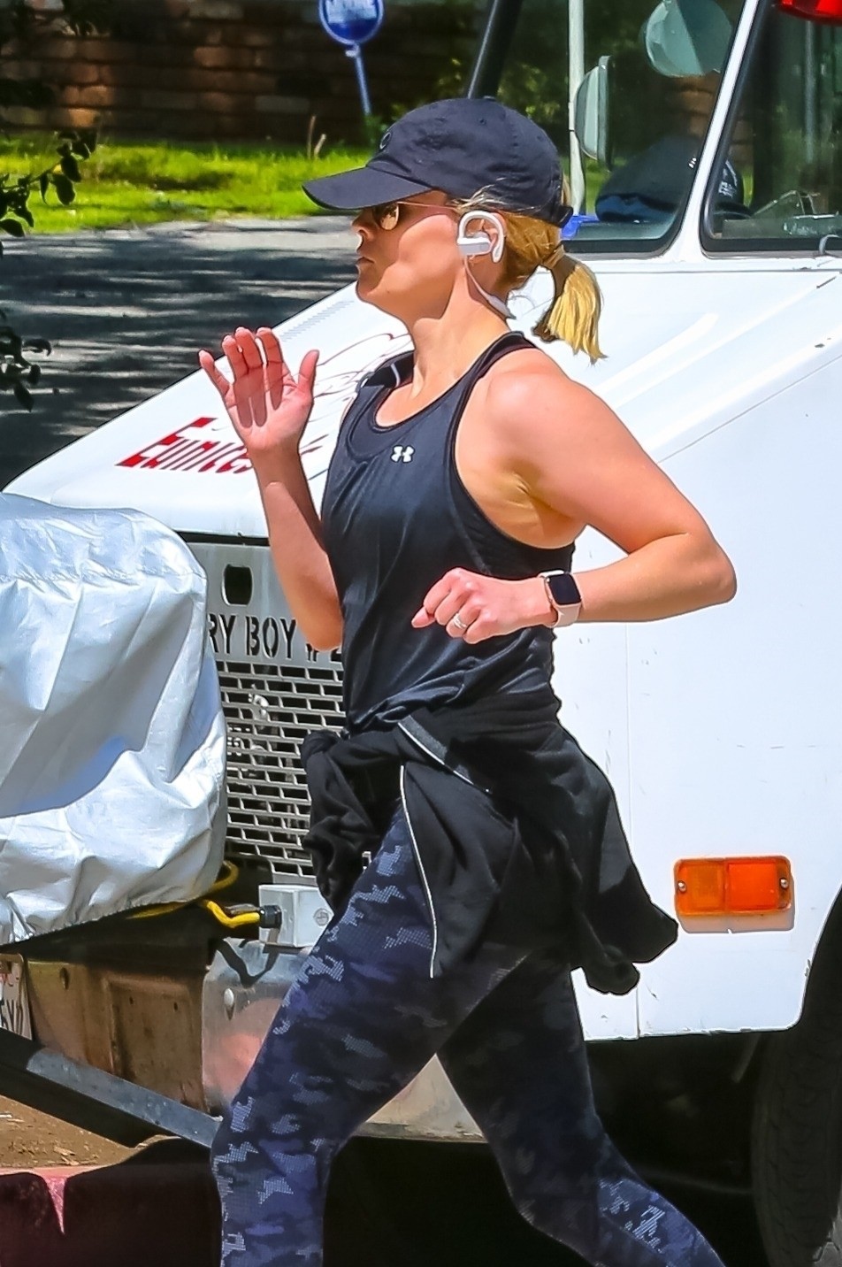Reese Witherspoon jogging out in Brentwood 2020/03/23