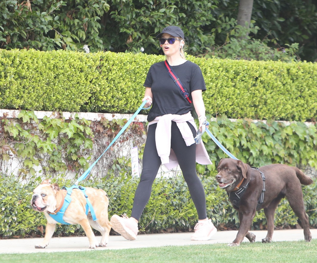 Reese Witherspoon walking her dogs out in Pacific Palisades 2020/03/24