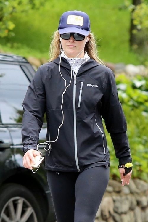 Ali Larter seen in all black out for a walk in Pacific Palisades 2020/04/06