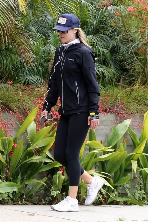 Ali Larter seen in all black out for a walk in Pacific Palisades 2020/04/06 2
