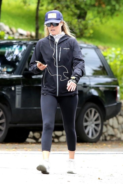 Ali Larter seen in all black out for a walk in Pacific Palisades 2020/04/06 4