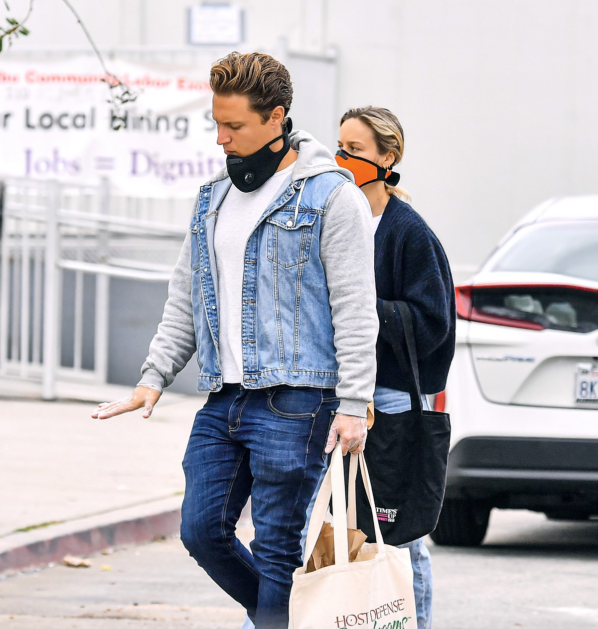 Brie Larson with her boyfriend Elijah Allan-Blitz shopping at the Farmers Market in Malibu 2020/04/12