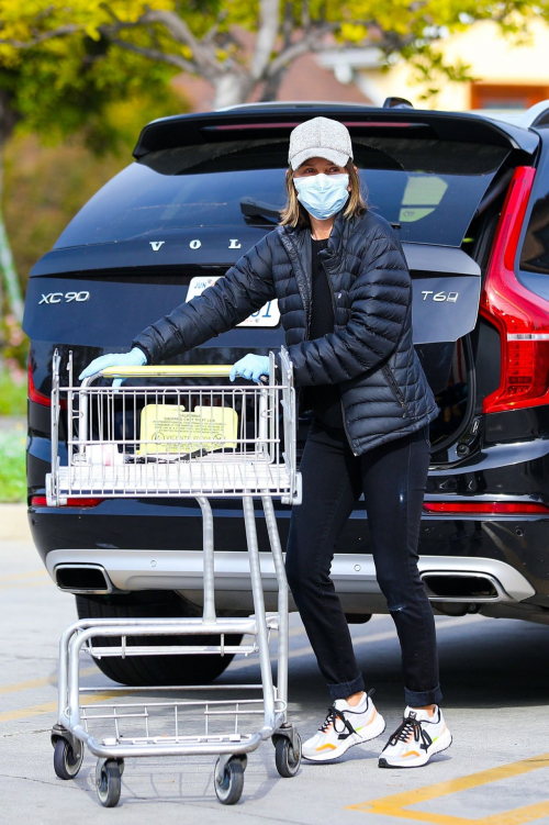 Calista Flockhart shopping for groceries in Santa Monica 2020/03/31