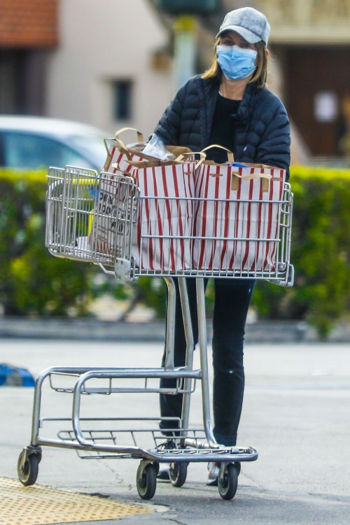 Calista Flockhart shopping for groceries in Santa Monica 2020/03/31 1