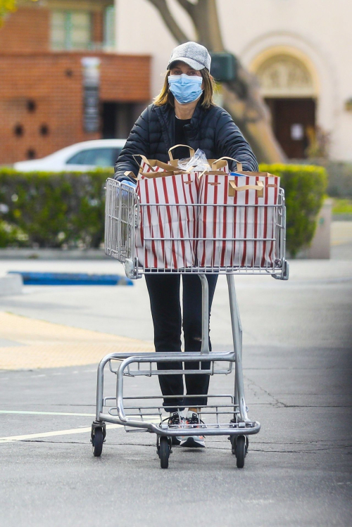 Calista Flockhart shopping for groceries in Santa Monica 2020/03/31 4