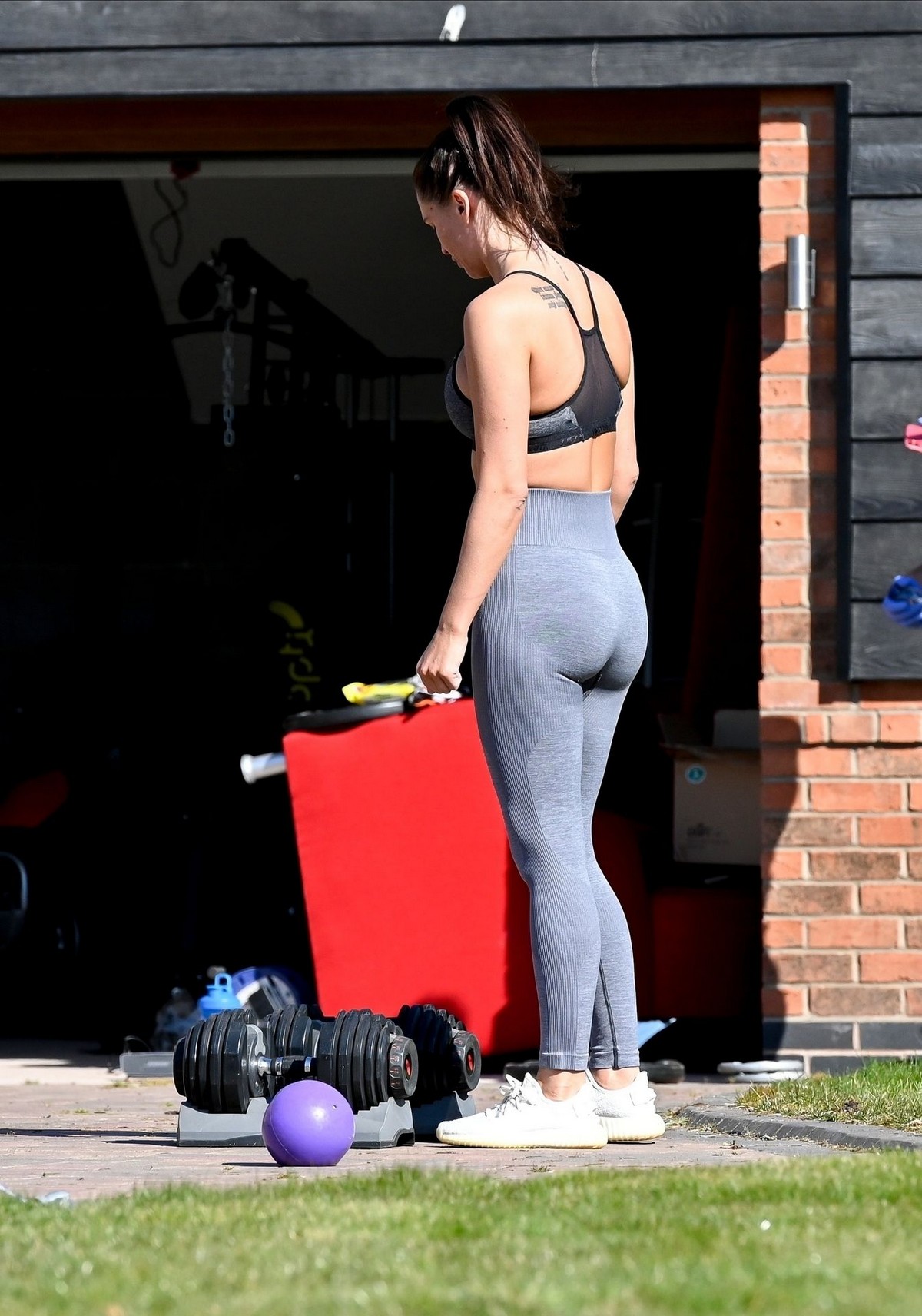 Danielle Lloyd work out outside her home in Liverpool 2020/04/05