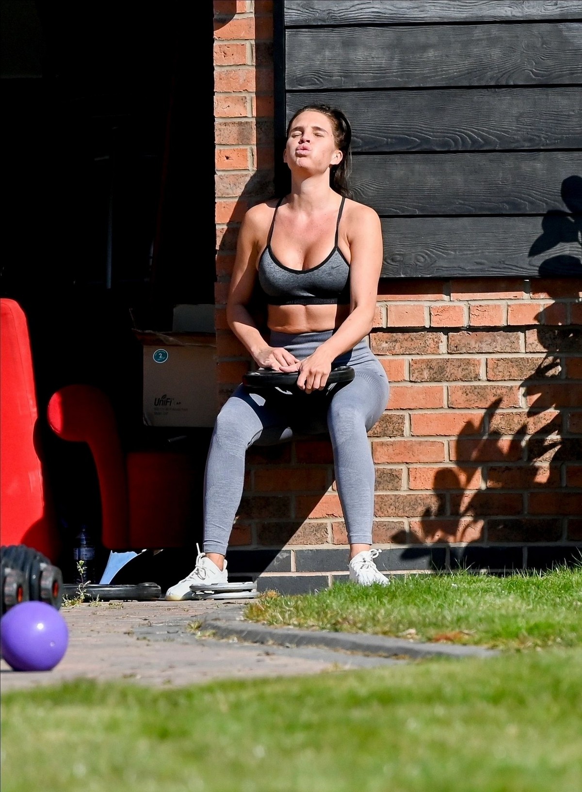 Danielle Lloyd work out outside her home in Liverpool 2020/04/05