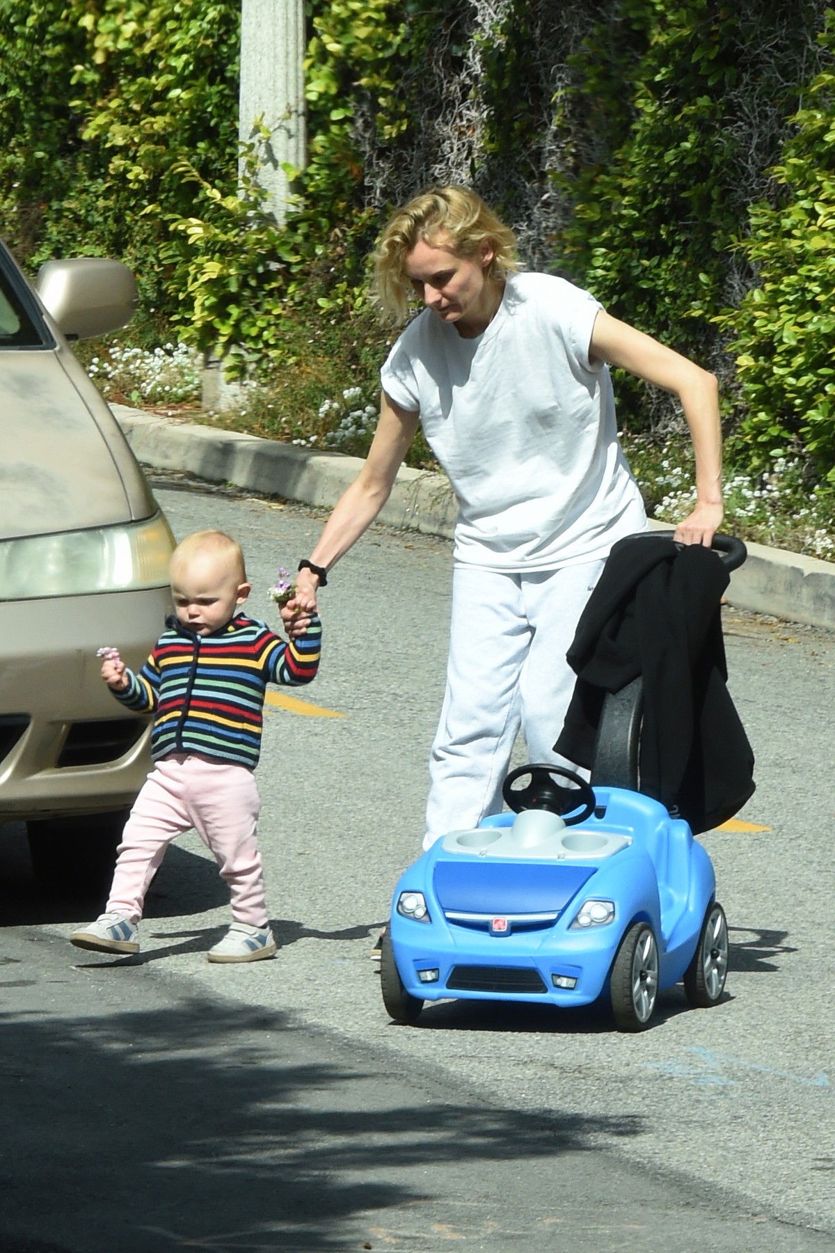 Diane Kruger with her daughter out in Los Angeles 2020/04/07