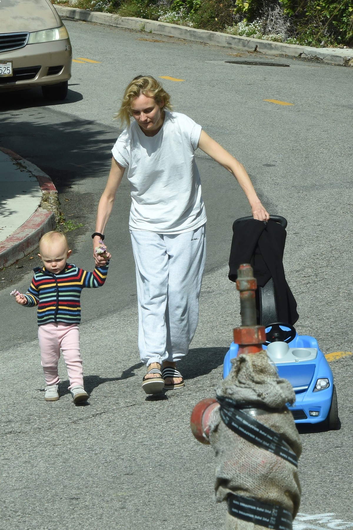 Diane Kruger with her daughter out in Los Angeles 2020/04/07