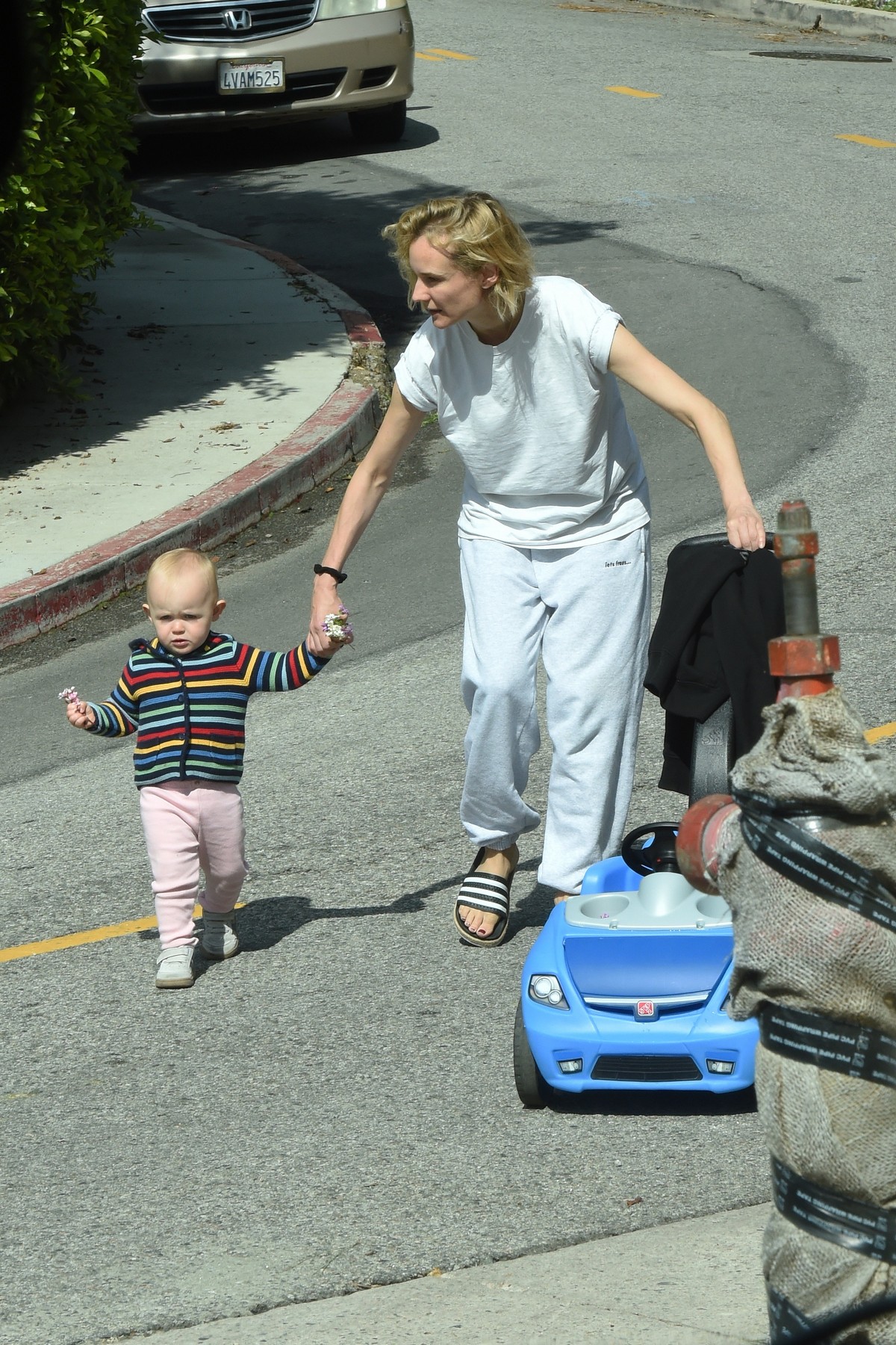 Diane Kruger with her daughter out in Los Angeles 2020/04/07