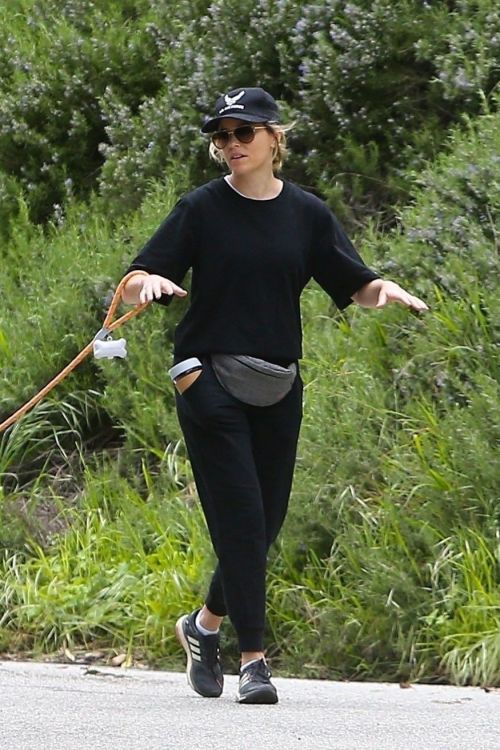 Elizabeth Banks walks with her dog in the Hollywood Hills 2020/04/07