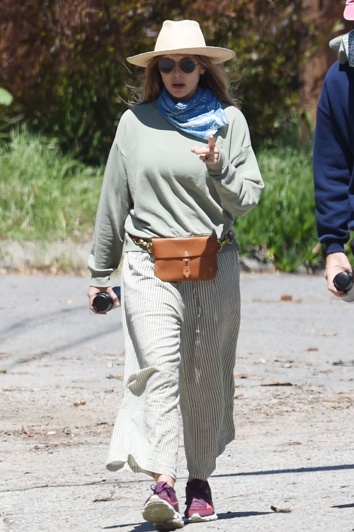 Elizabeth Olsen and fiance Robbie Arnett with homemade masks out in Hollywood Hills 2020/04/11 4