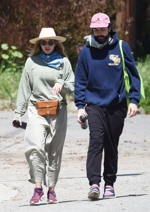 Elizabeth Olsen and fiance Robbie Arnett with homemade masks out in Hollywood Hills 2020/04/11 5
