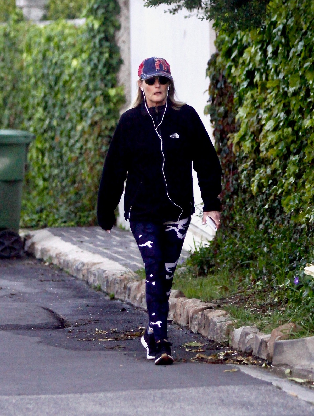 Helen Hunt out for walk in Brentwood 2020/04/13