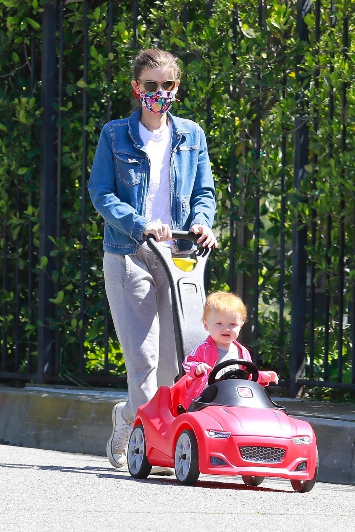 Kate Mara with her daughter for a ride during the Quarantine in Los Angeles 2020/04/14