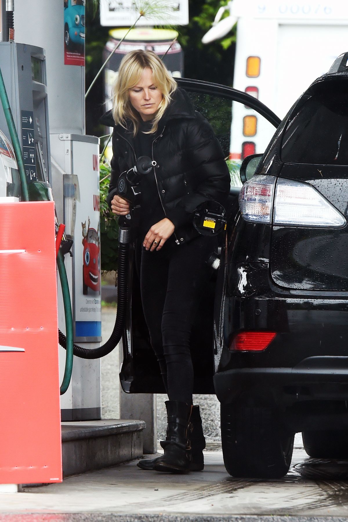 Malin Akerman in black puffy jacket at a gas station in Los Angeles 2020/04/10