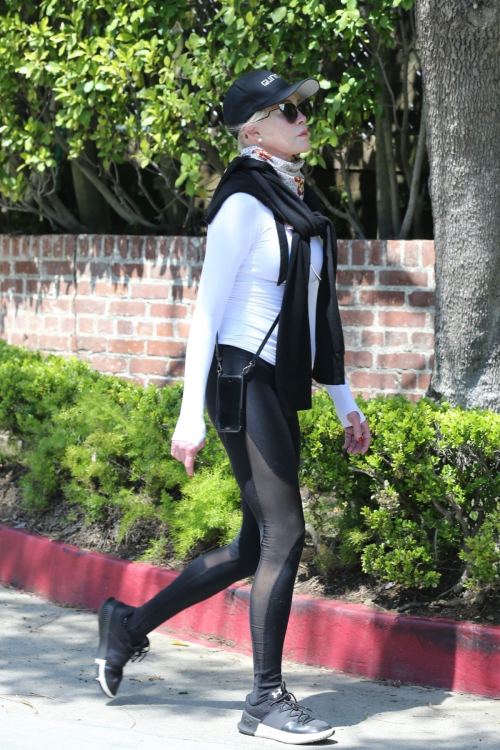Melanie Griffith Out for a walk in Los Angeles 2020/04/11 11
