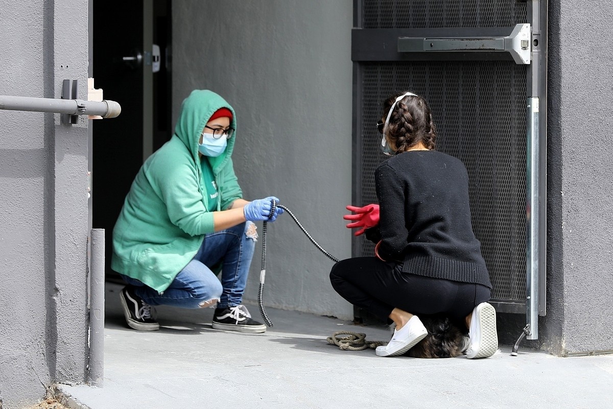 Nina Dobrev goes the Vet today for her dog in Los Angeles 2020/03/31