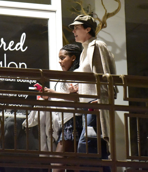 Charlize Theron seen for her kids at a sushi bar in West Hollywood, California 2020/05/08 1