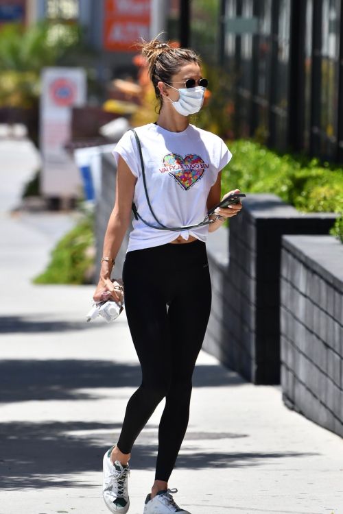 Alessandra Ambrosio Leaves a Gym in Brentwood 2020/06/15 5