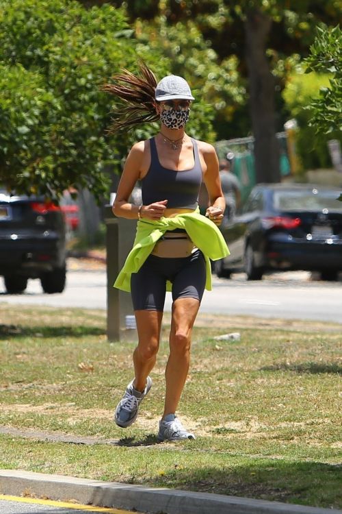 Alessandra Ambrosio Out Hiking in Santa Monica 2020/06/06 3