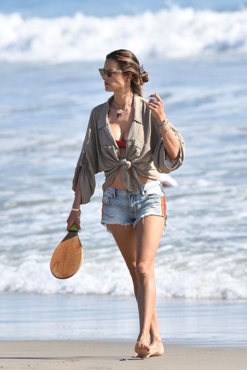 Alessandra Ambrosio Out on the Beach in Santa Monica 2020/06/10
