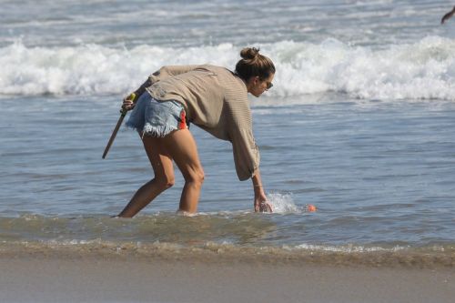 Alessandra Ambrosio Out on the Beach in Santa Monica 2020/06/10 13