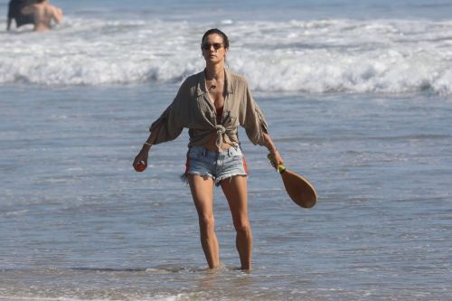 Alessandra Ambrosio Out on the Beach in Santa Monica 2020/06/10 18