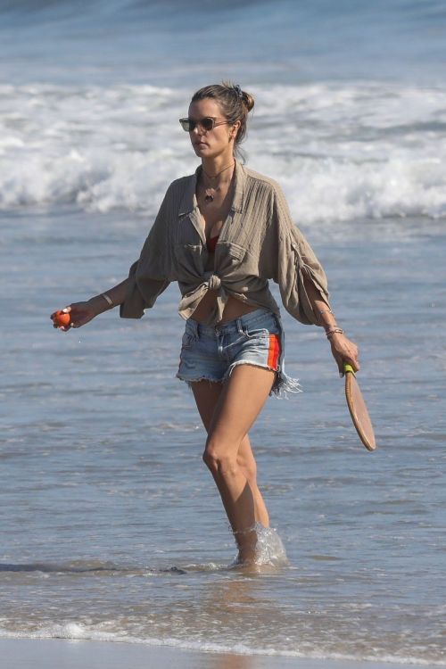 Alessandra Ambrosio Out on the Beach in Santa Monica 2020/06/10 19