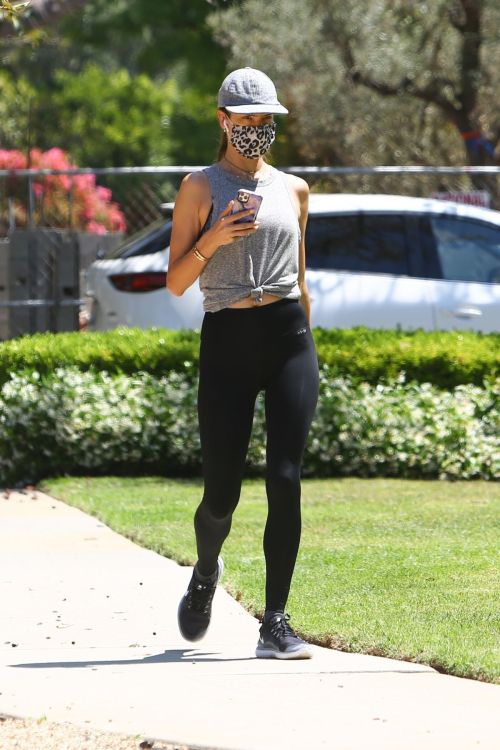 Alessandra Ambrosio use Mask during Jogging in Brentwood 2020/06/03