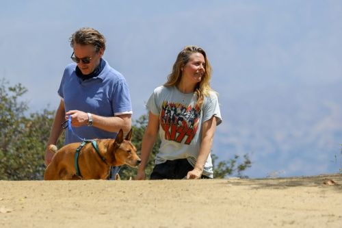 Alicia Silverstone Out with Her Dog in Los Angeles 2020/06/03