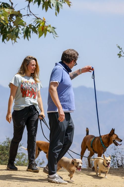 Alicia Silverstone Out with Her Dog in Los Angeles 2020/06/03 4