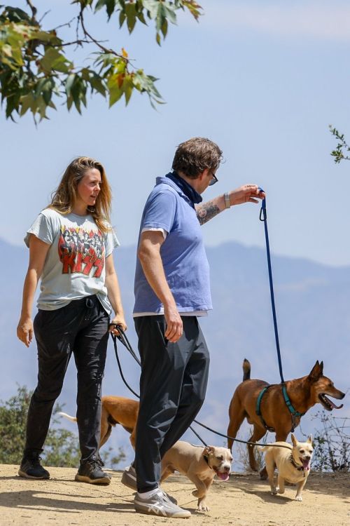 Alicia Silverstone Out with Her Dog in Los Angeles 2020/06/03 3