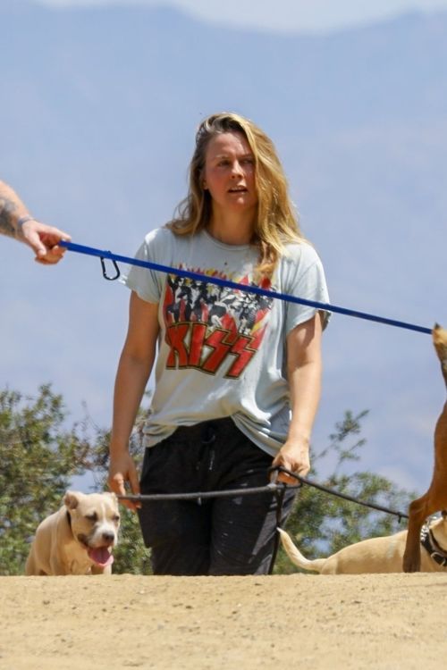 Alicia Silverstone Out with Her Dog in Los Angeles 2020/06/03 4