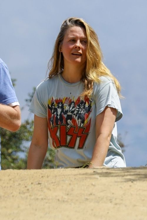 Alicia Silverstone Out with Her Dog in Los Angeles 2020/06/03 5