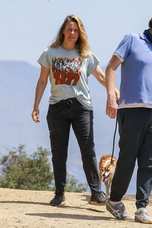 Alicia Silverstone Out with Her Dog in Los Angeles 2020/06/03 7