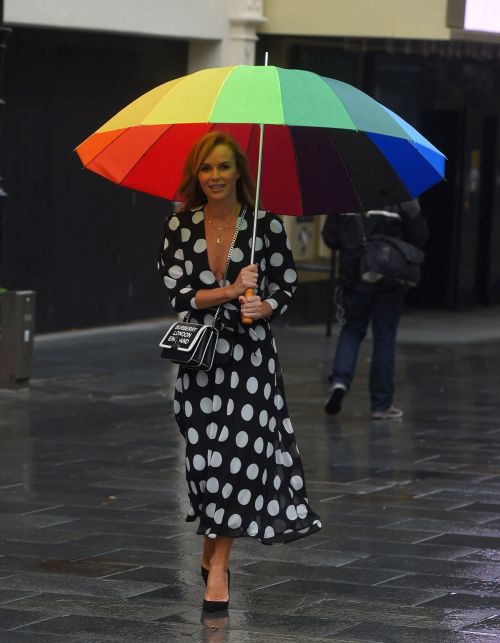 Amanda Holden Arrives on a Rainy Day at Global Radio in London 2020/06/11 1