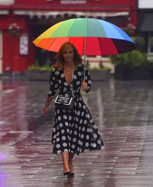 Amanda Holden Arrives on a Rainy Day at Global Radio in London 2020/06/11 7