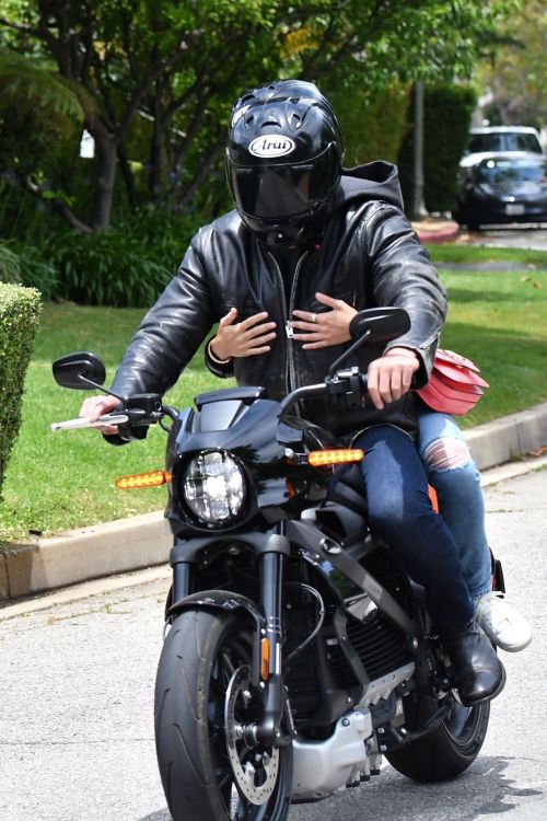 Ana de Armas and Ben Affleck on His Motorcycle Out in Los Angeles 2020/06/02 4