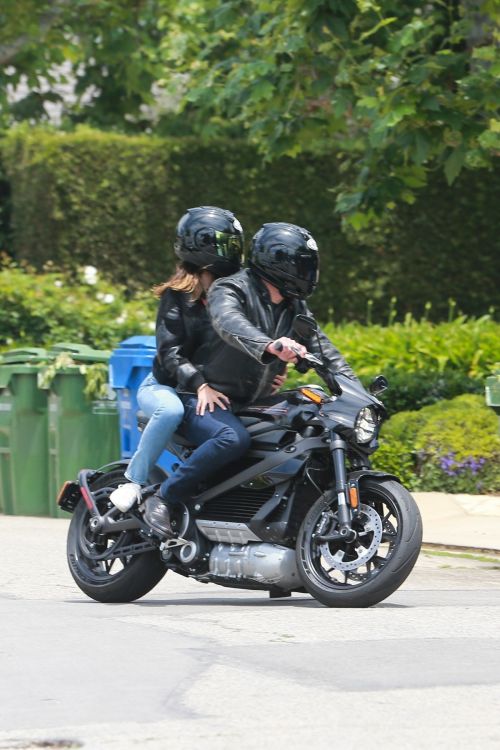 Ana de Armas and Ben Affleck on His Motorcycle Out in Los Angeles 2020/06/02 7