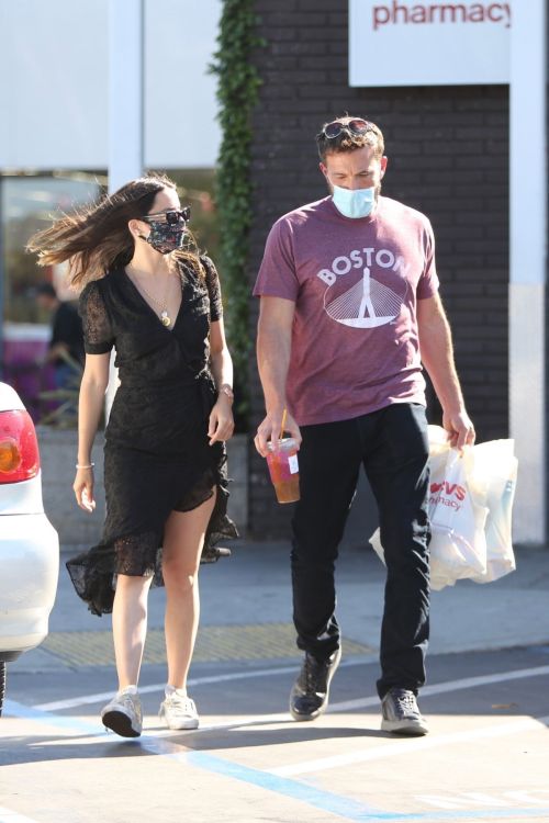 Ana de Armas and Ben Affleck Out Shopping in Los Angeles 2020/06/09 15