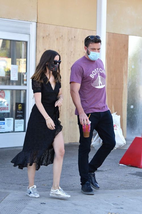 Ana de Armas and Ben Affleck Out Shopping in Los Angeles 2020/06/09