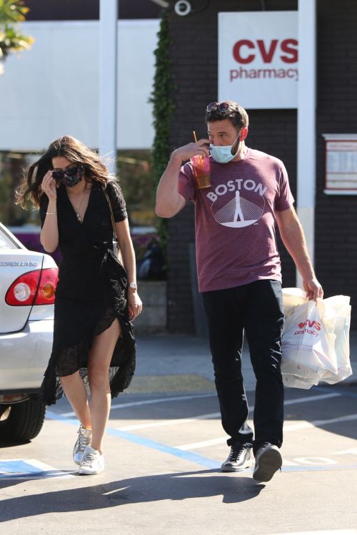 Ana de Armas and Ben Affleck Out Shopping in Los Angeles 2020/06/09 8