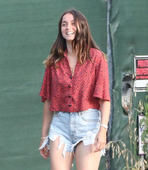 Ana De Armas seen in Beautiful Top and Denim Out in Brentwood 2020/06/04 8